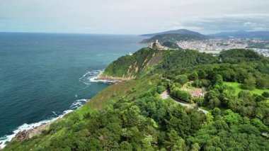 İnanılmaz ve nefes kesici kıyı manzarası kayalık kıyı şeritlerinin yanında canlı yeşillikler sergiliyor.