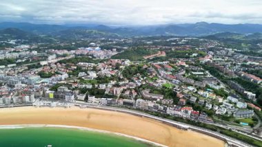 Güzel plajlar ve yemyeşil dağlarla çevrili bir sahil şehrinin nefes kesici hava manzarası.