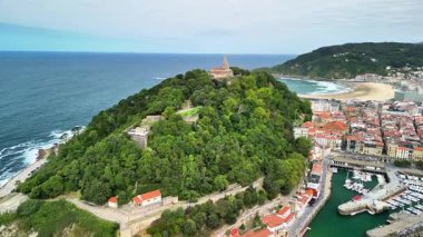Monte Igueldo 'nun hava perspektifi gerçekten çarpıcı. Resimli sahil şeridine nefes kesici manzaralar sunuyor.