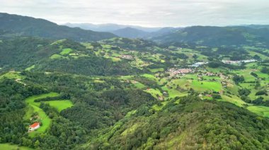 Resmedilmeye değer kırsal kesimlerdeki yemyeşil manzaralar, tepeler ve sakin vadilerin çarpıcı hava görüntüleri..