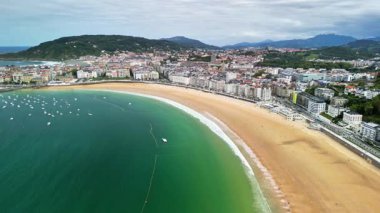 Huzurlu sahil kıyısındaki nefes kesici bir kıyı şehrinin doğa ve şehir yaşamını birleştiren nefes kesici manzarasını deneyimleyin.