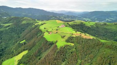 Nefes kesici ve çarpıcı bir hava manzarası. Canlı yeşil tepeler ve manzaralı manzaralar.