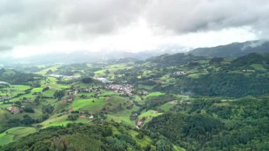 Yeşil tepelerin ve yemyeşil manzaralar ve bulutlarla çevrili tuhaf köylerin çarpıcı hava görüntüleri..