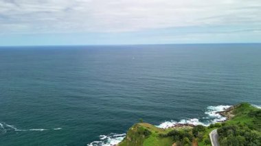 Nefes kesici ve çarpıcı bir manzara huzurlu okyanusu yakalar ve kıyı şeridi boyunca yemyeşil tepelerle karşılaşır.