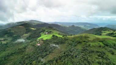 Doğal güzelliği ve mükemmelliği yansıtan yeşil tepelerin ve vadilerin çarpıcı manzarasının tadını çıkarın.