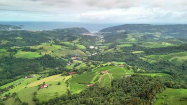 Huzurlu okyanusla buluşan yemyeşil vadileri gösteren nefes kesici bir manzara, tüm doğa meraklıları için ideal.