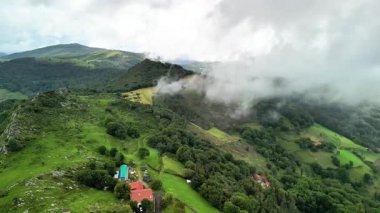 Bereketli yeşil tepelerin nefes kesici ve çarpıcı hava manzaraları dingin, yanılgıya düşmüş bir manzaraya gömülmüş.