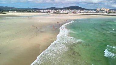 Berrak turkuaz su ve altın kumu olan bu büyüleyici sahil sahnesi yaz tatili için mükemmel.