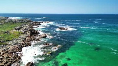 Etrafınızı çevreleyen canlı turkuaz suların ve kayalık kıyı şeritlerinin nefes kesici ve çarpıcı hava manzaraları.