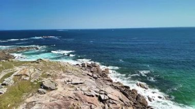 Engebeli kayaları ve dalgalı okyanus dalgalarını güzellikle ön plana çıkaran çarpıcı deniz manzaraları.