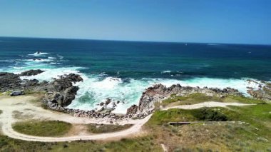 Okyanus manzarası, deniz manzarası ve plaj manzarası. Bir sürü insan seyahat ediyor.