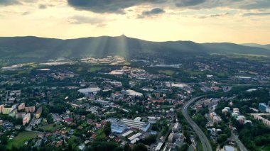 Göz kamaştırıcı bir hava görüntüsü nefes kesici bir manzara yakalıyor. Güneş ışığıyla süslenmiş.
