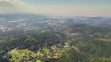 Nefes kesici bir hava görüntüsü, etraflarını çevreleyen canlı yeşilliklerle birlikte güzel ve dingin vadileri gösteriyor.