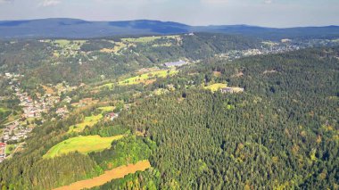 Havadan bakıldığında canlı yeşil ormanlar ve sakin bir vadideki açık alanlar doğa severleri cezbediyor.