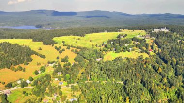 Göz kamaştırıcı yeşil alanlar, yemyeşil ormanlar ve her yönden sakin manzaralar.