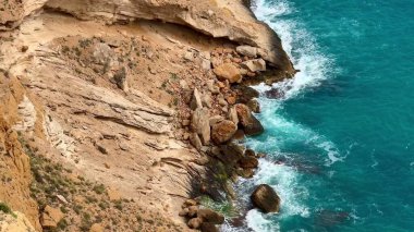 Dalgaların kayalıklarla buluştuğu bu çarpıcı kıyı manzarasıyla doğanın güzelliğini hissedin..