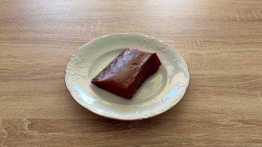 Lezzetli ve cezbedici geleneksel bir tatlı güzel dekoratif bir tabakta sunuldu.