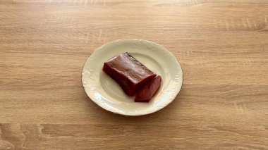 Çok güzel sunulmuş taze bir ton balığı bifteği sofistike bir tabakta, gurme yemekleri için ideal.