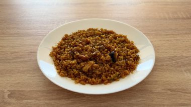 Canlı bir tabak Nijerya Jollof pirinci, tavuklu, aile toplantıları ve kutlamalar için mükemmel..