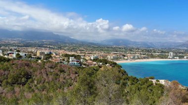 Canlı suların, el değmemiş kumsalların ve manzaralı dağların sergilendiği nefes kesici bir kıyı manzarası.