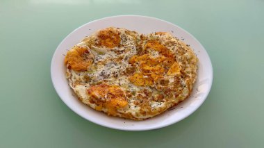 Taze otlar ve baharatlarla süslenmiş bu lezzetli yumurta yemeği her zaman için mükemmeldir.