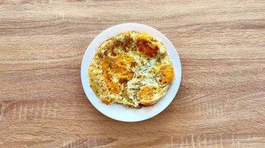 Baştan çıkarıcı ve güzel rengarenk bir omlet. Lezzetli baharatlar sergiliyor. Her yemek için mükemmel.