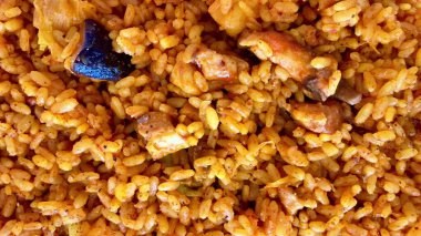 Canlı ve renkli bir tabak pirinç. Lezzetli tavukla süslenmiş, lezzetli.