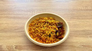 Canlı ve aromatik bir kase baharatlı pirinç çeşitli renkli sebzelerle karıştırılmış sağlıklı bir yemek için mükemmel.