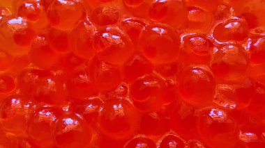 Bu yakın çekim parlak kırmızı balık yumurtası gösteriyor, kalıcı bir etki bırakan gurme yemekleri için ideal.