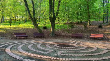 Bereketli yeşilliklerle çevrili huzurlu bir labirent meditasyon ya da doğada derin bir yansıma için mükemmeldir.