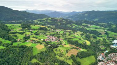 Çevrenizdeki dingin yeşil manzaralar ve görkemli dağların nefes kesici hava manzaraları.