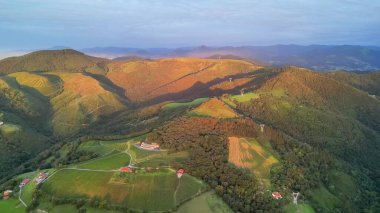 Altın saatinde yemyeşil tepelerin ve huzurlu manzaraların nefes kesici manzaralarını keşfetmek için bir yolculuğa çıkın.