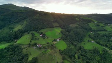 Nefes kesici bir hava manzarası yaşayın. Sergiler gür, yemyeşil tarlalar ve yuvarlanan tepeler gün batımında sergilenir.
