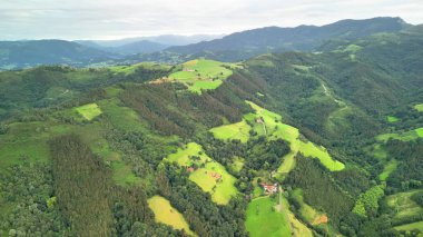 Göz kamaştırıcı hava manzarası canlı yeşil tepeleri, nefes kesen vadileri ve nefes kesici manzaraları yakalıyor.