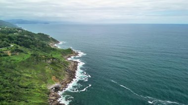 Nefes kesen kıyı manzarası engin okyanus manzarasının yanında sarsıcı uçurumlar sergiliyor.