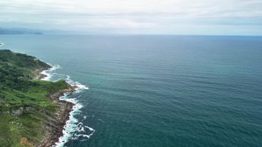 Hava görüntüleri etkileyici uçurumlar, yemyeşil alanlar ve dingin sularla çarpıcı bir kıyı şeridi yakalıyor.