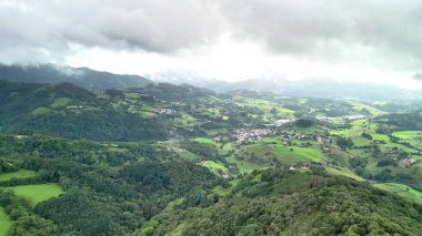Göz kamaştırıcı bir hava manzarası engin yeşil vadileri, yuvarlanan tepeleri ve sakin bir manzaradaki pitoresk köyleri vurguluyor.