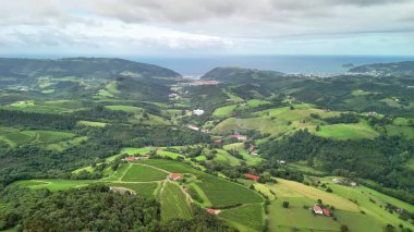 Nefes kesen hava sahneleri etrafımızdaki çarpıcı sahil güzelliğinin yanında muhteşem, canlı manzaralar sergiliyor.