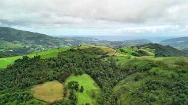 Canlı yeşil tepeleri, dingin manzaraları ve çarpıcı manzaraları yakalayan nefes kesici hava manzaralarının tadını çıkarın.