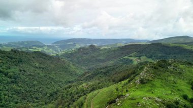 Çarpıcı manzara, yemyeşil tepeleri ve engin vadileri güzel dramatik bir gökyüzünün altında yakalıyor.