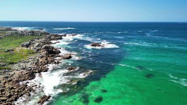 Etrafınızı çevreleyen canlı turkuaz suların ve kayalık kıyı şeritlerinin nefes kesici ve çarpıcı hava manzaraları.