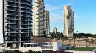 Kendinizi canlı kentsel yaşama daldırın, çarpıcı kuleler ve yemyeşil manzaralarla dolu bu canlı sahneye