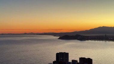 Kıyı şeridinde ve alacakaranlıkta şehrin siluetinde nefes kesici bir günbatımına tanıklık etmek gerçekten unutulmazdır.