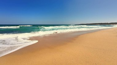 Kumsalda yumuşak deniz dalgaları