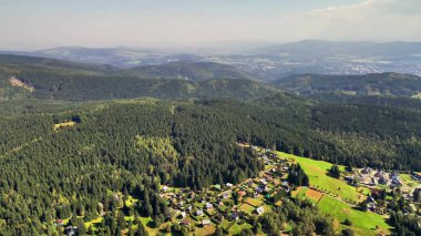 Göz kamaştırıcı hava manzarası yemyeşil ormanların ve yuvarlanan tepelerin nefes kesici güzelliğini yakalıyor.