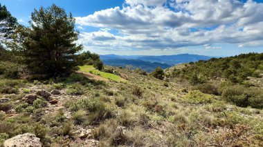 Göz kamaştırıcı manzara, hareketli mavi gökyüzünün altında yuvarlanan tepeler, açık hava meraklıları için mükemmel..