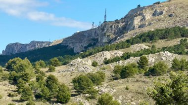 Bu nefes kesici manzara, yemyeşil ve iletişim kuleleri olan görkemli bir dağ manzarası sergiliyor.