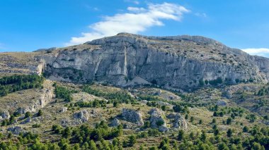 Nefes kesen bir dağ manzarası keşfetmeye hazır olun. Canlı yeşillikler ve etraftaki en el değmemiş gökyüzü.