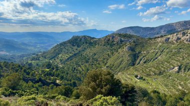 Çevredeki büyüleyici güzelliği ve canlı yeşilliği gösteren nefes kesici dağ manzaralarını keşfedin.
