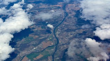 Nehirlerin, bulutların ve yukarıdan gelen çeşitli manzaraların güzelliğini gösteren çarpıcı hava görüntüleri.